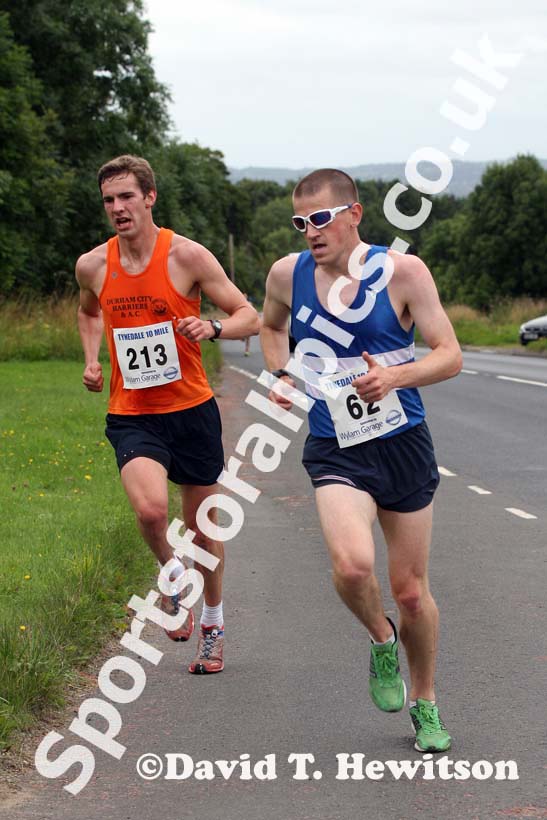 Graeme Taylor (Morpeth) and Dan Jenkin (Durham City) taking part in the Tynedale Jelly 10 Road Race. Photo: David T. Hewitson/Sports for All Pics